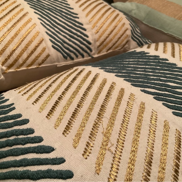 👋🏽 Last Chance👋🏽 Throw Pillow set (3) teal, gold, white - Picture 2 of 7